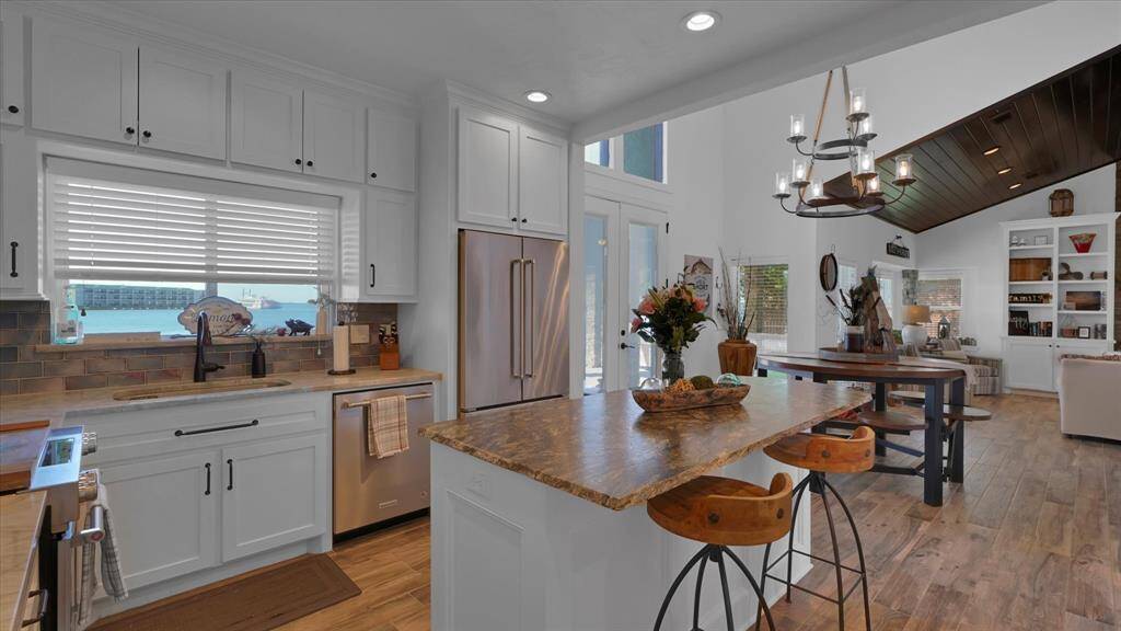 Expansive lake views enhance time spent in the kitchen preparing meals. Perfect for indulgent chefs and cozy gatherings!