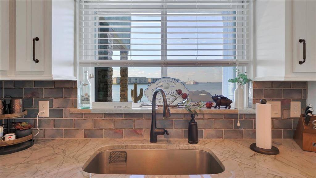 Washing dishes with a lake view like this doesn't seem much like a chore in this kitchen. Also love this deep basin sink!