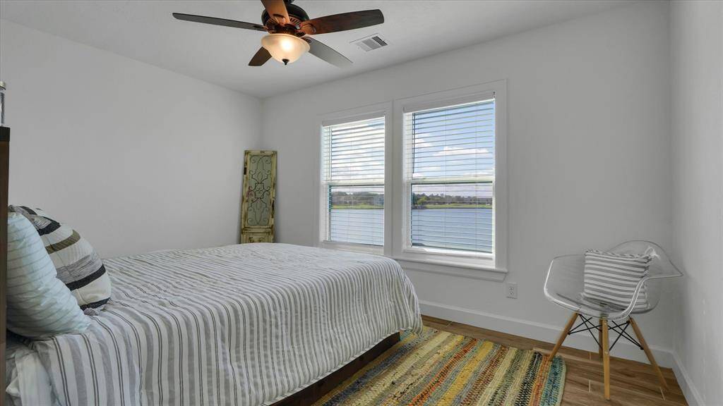 Wake up to stunning lake views in this cozy, sunlit retreat. Relaxation awaits!
