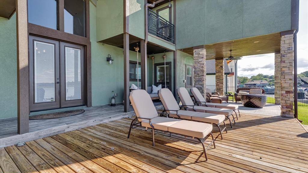 Relax and entertain on the expansive lakeside deck—perfect for sunbathing or BBQs by the water.