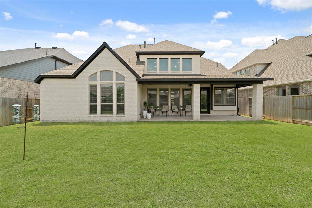 The covered patio is perfect for your outdoor living space, patio furniture, or BBQ pit! It connects to the kitchen and main living area making it great for indoor/outdoor living and entertaining.
