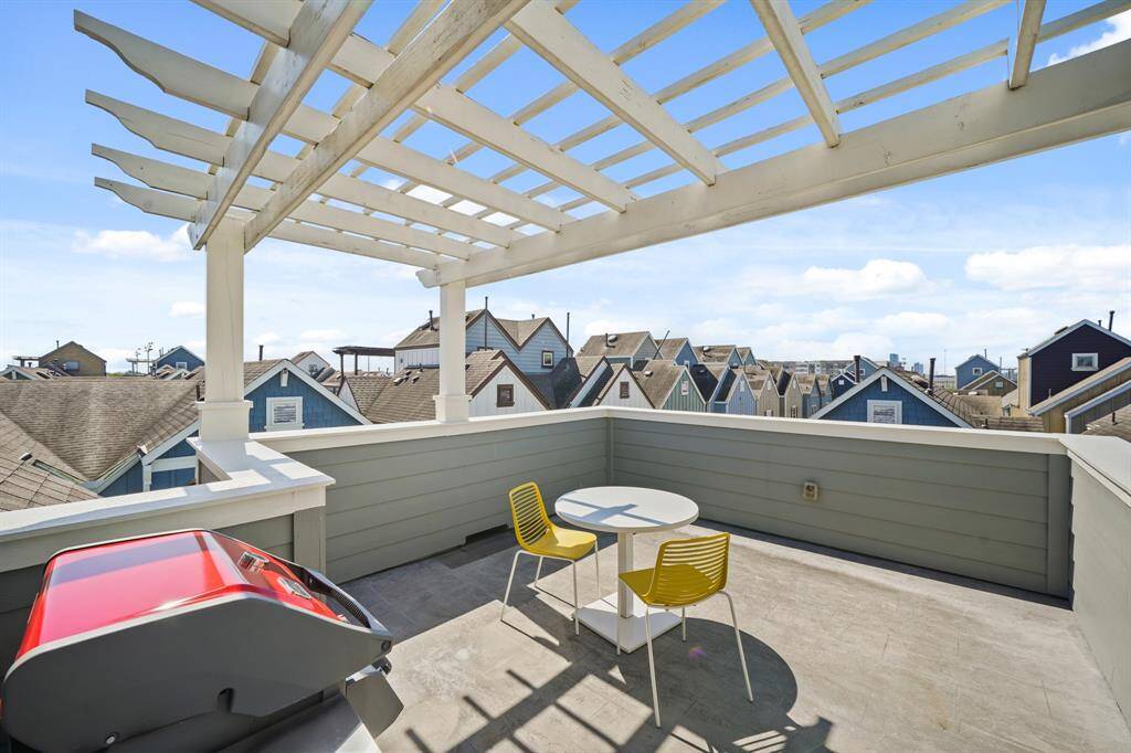 Rooftop deck: Private rooftop deck with panoramic views and perfect for morning coffee and sunsets.
