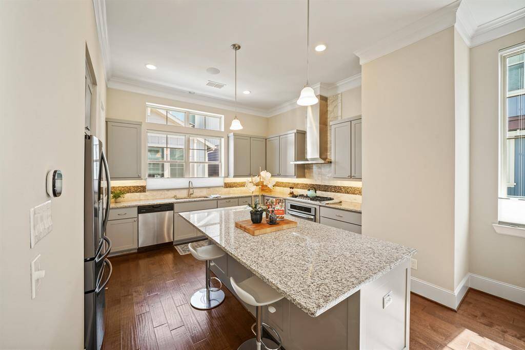 Kitchen: Gourmet kitchen featuring top-of-the-line appliances and a large island, perfect for culinary enthusiasts.
