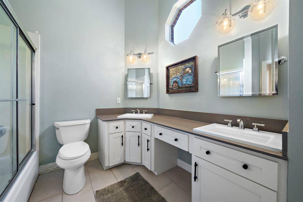 Secondary bathroom.
