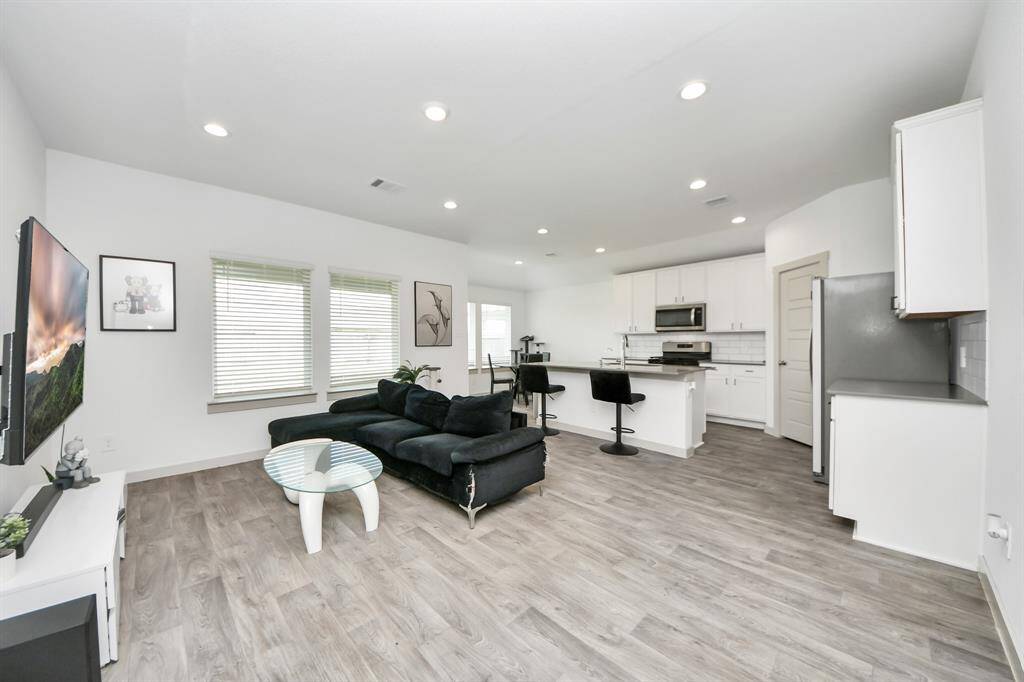 Lots of natural light from the backwall.