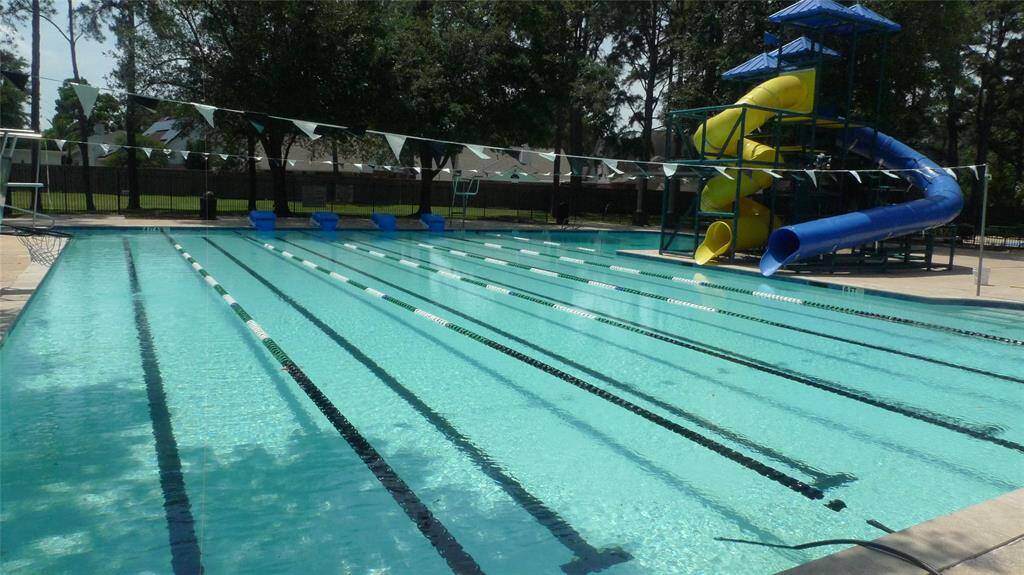 Huge neighborhood swimming pool just a couple blocks walk to the park
