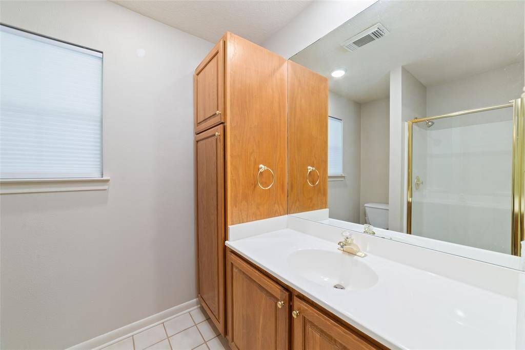 Garage apartment bathroom with shower and linen closet