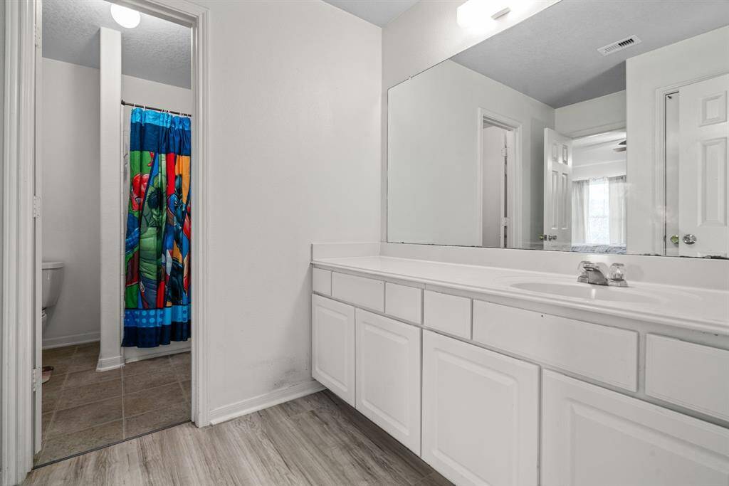 spacious secondary bathroom upstairs