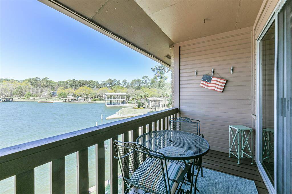 Back balcony offers great views of the no wake cove. And great Fireworks on the 4th of July!