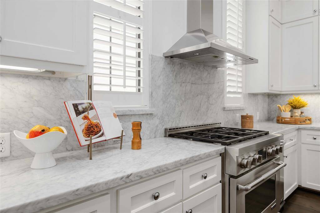 A masterful design created an ideal kitchen for preparing your daily meals. Everything you need can have a dedicated space while staying within easy reach.
