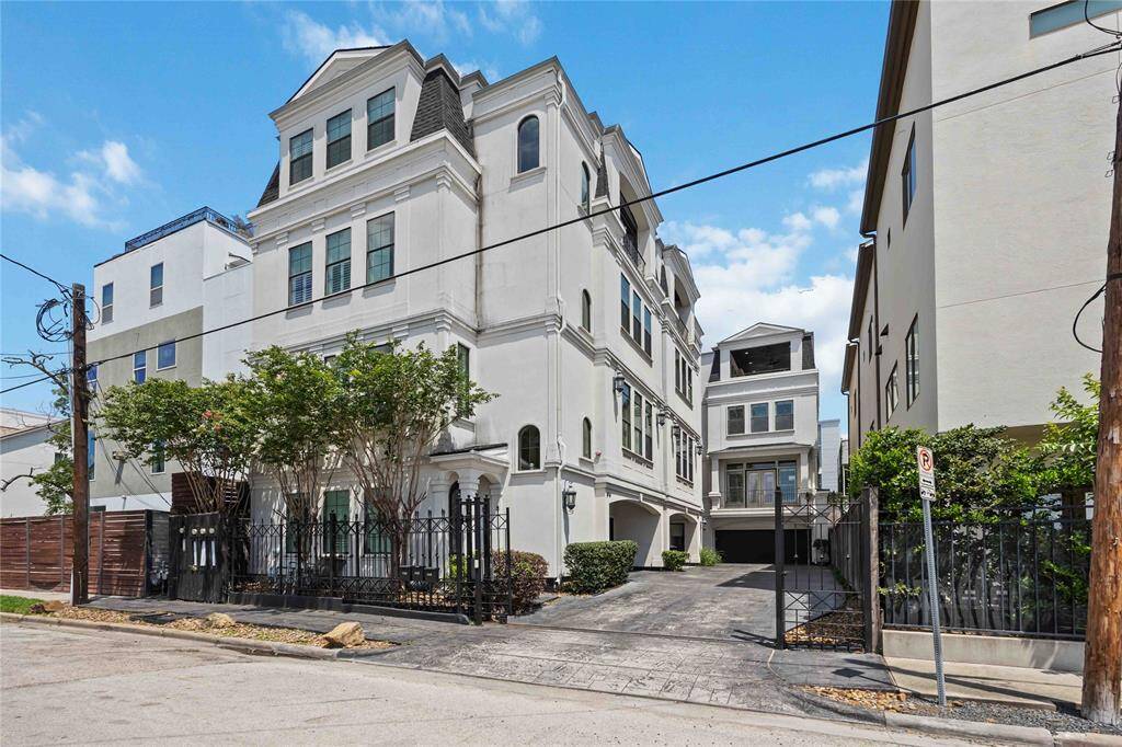 Located on Drew Street in Montrose, in a small gated community, with restaurants and hot spots within walking distance, you couldn't want for anything more!