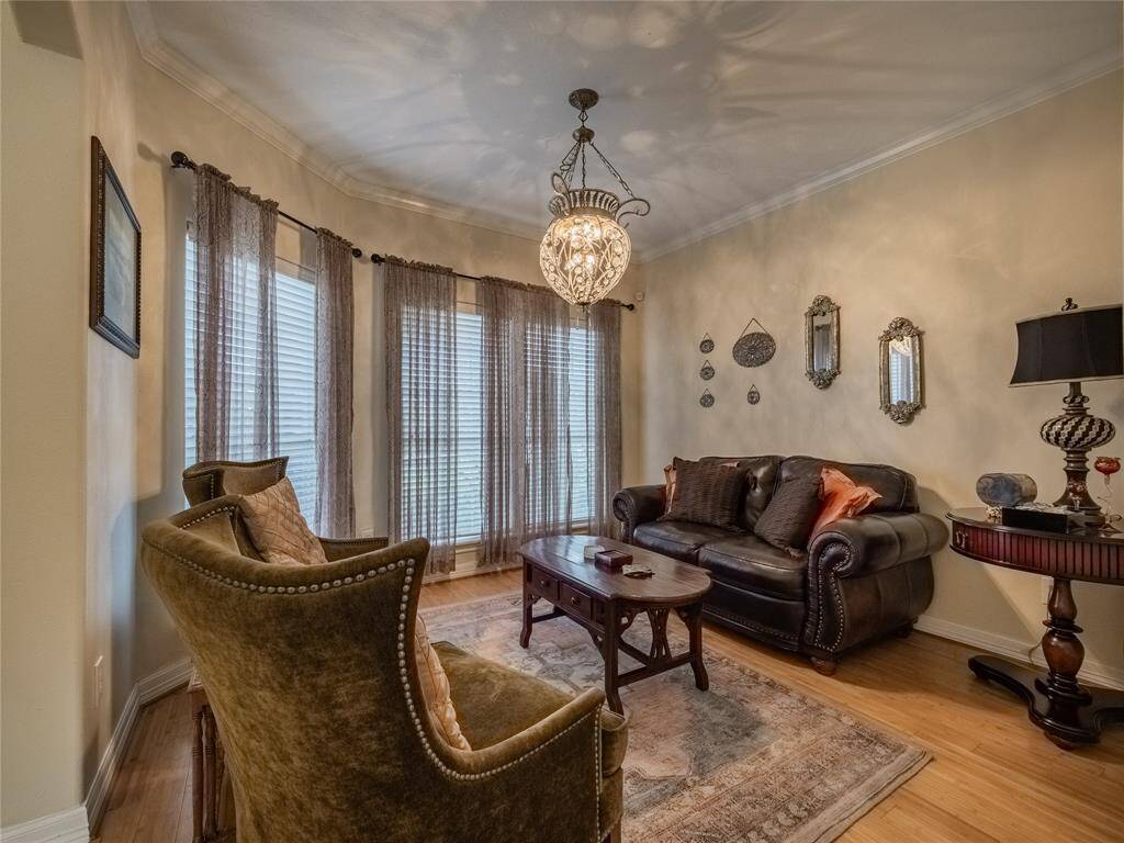 Living or sitting room off the foyer.