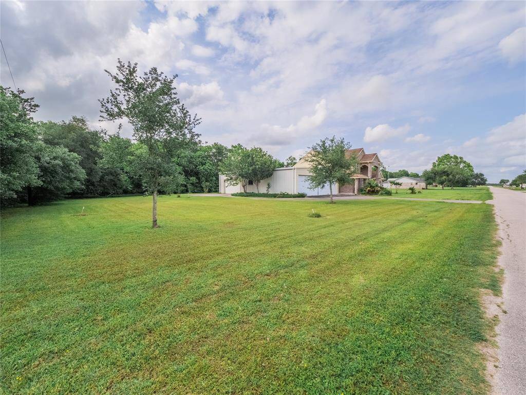 Great location with plenty of space in this fly-in gated community.