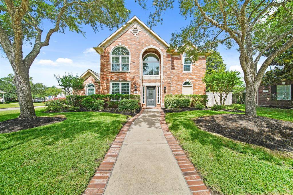 Located on a quiet circle w/ over 12,000 sq ft lot in sought-after Greatwood.