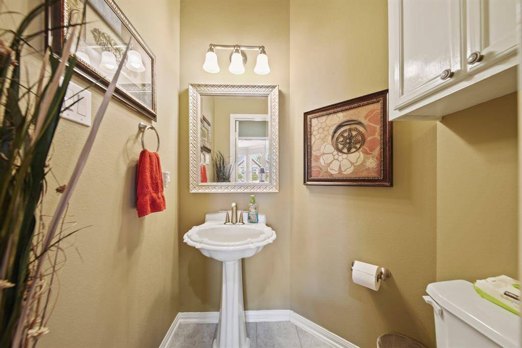 Guest bathroom.