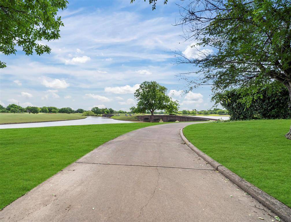 Gorgeous lakes and walking trails in Greatwood.