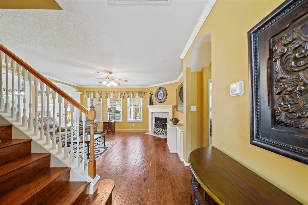 Open concept & stunning  hardwood floors througout.