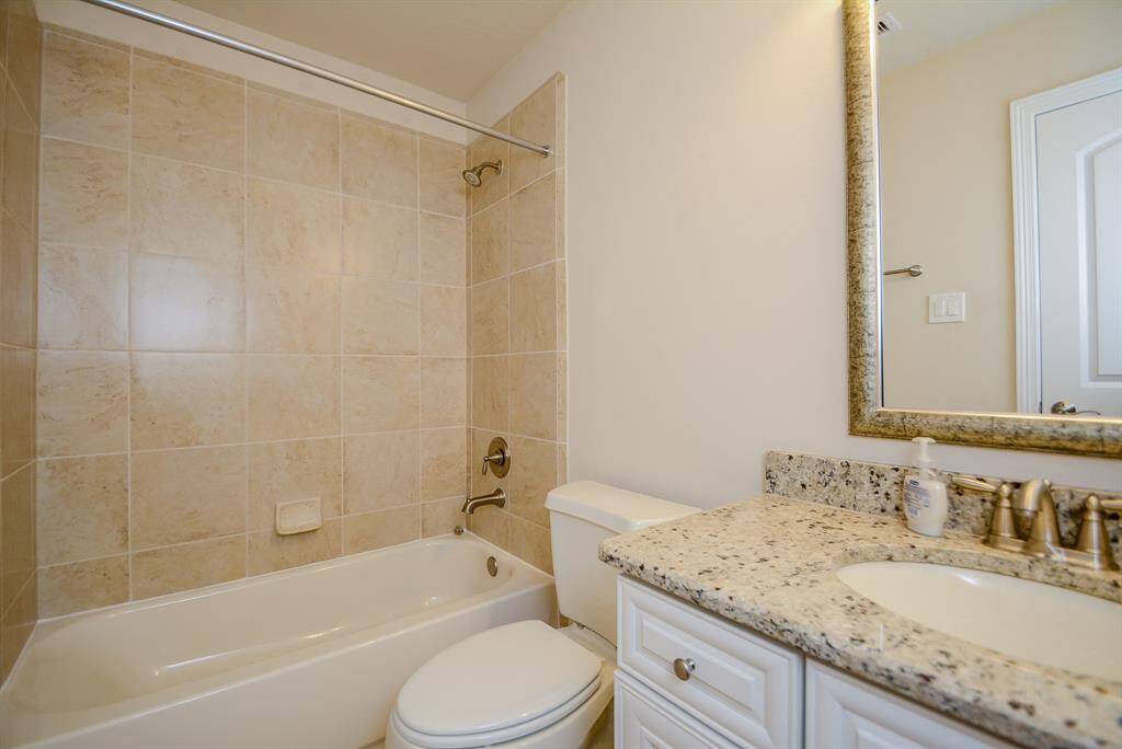 This secondary bath is as elegantly simple as its primary counterpart.