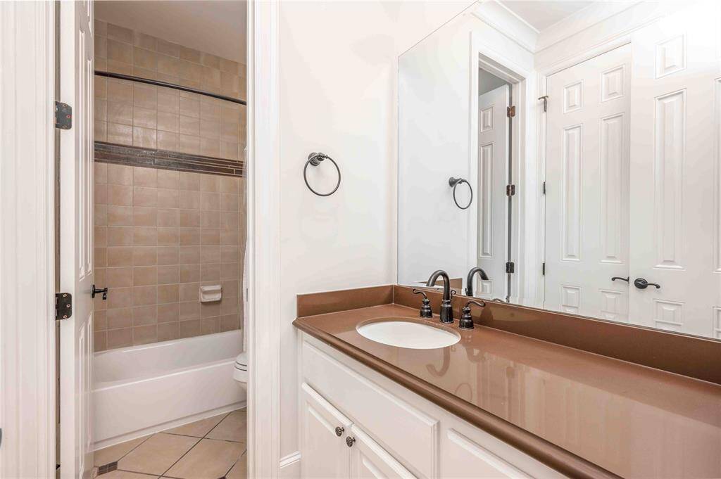 1st Floor En Suite Bath