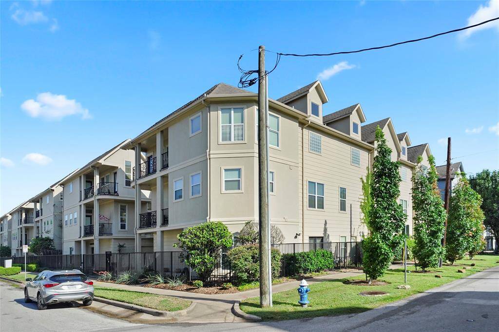The two homeowners who have owned this home from the time it was built have both meticulously maintained this beauty. There are many restaurants within walking distance of your home and Memorial Park is nearby. An added bonus is the owner painted the entire home in 2023.