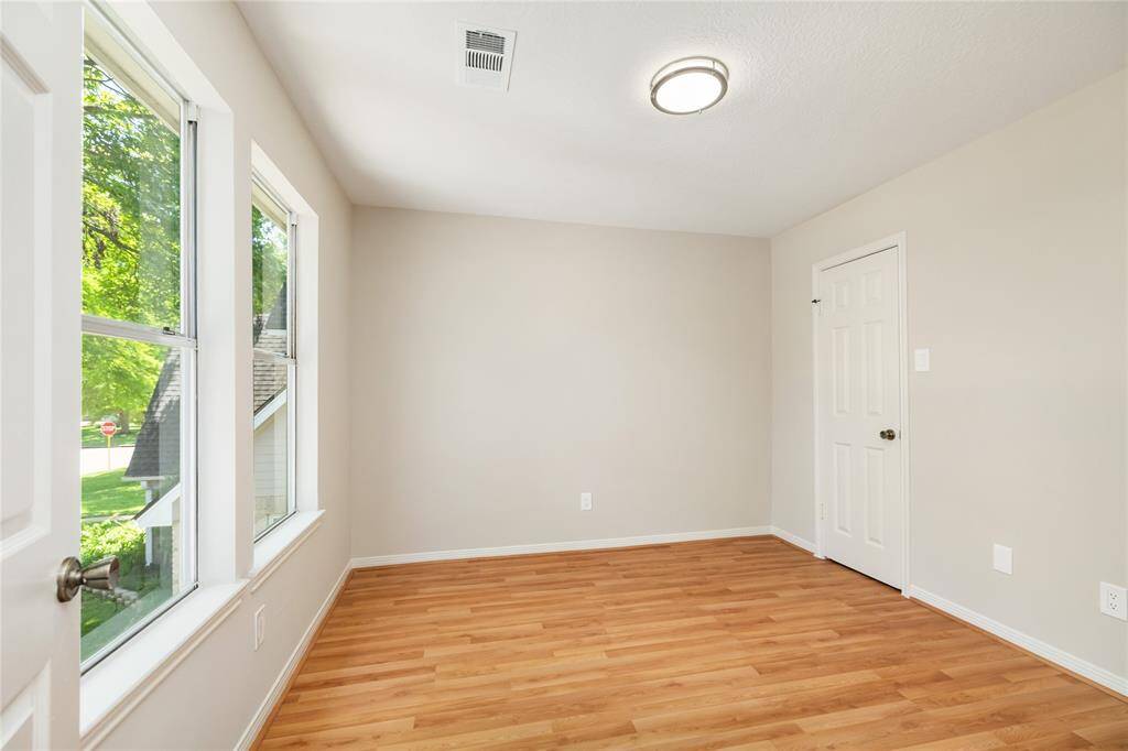 This spacious secondary room is flooded with natural light, thanks to the large windows that frame the space. Whether you envision it as a bedroom, office, or playroom, the abundance of light creates a warm and welcoming atmosphere.