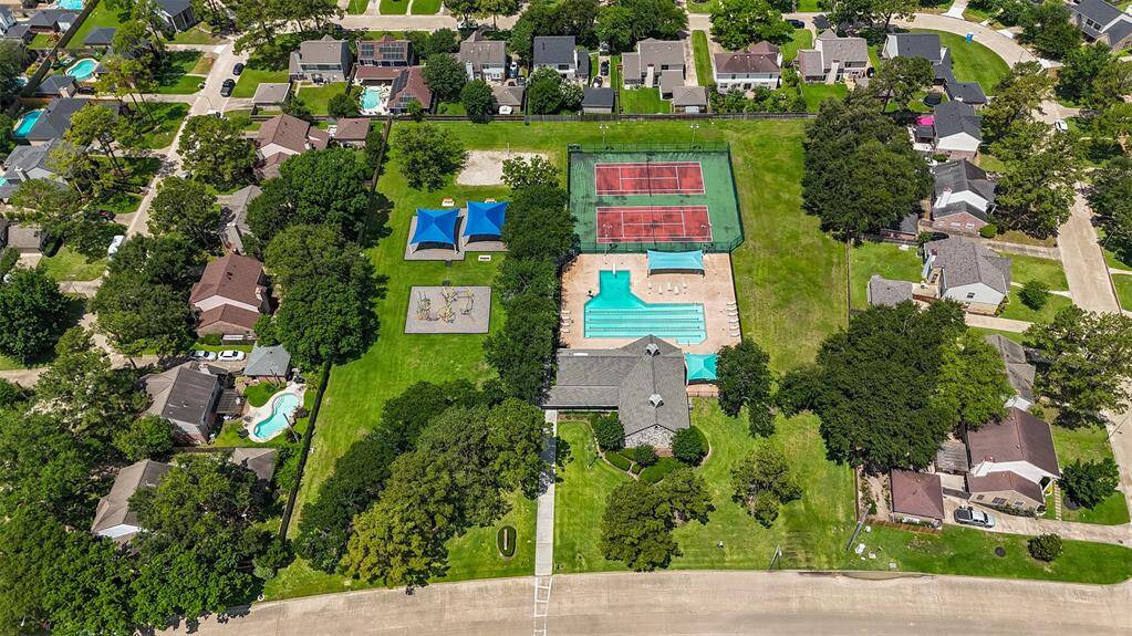Enjoy a range of fantastic amenities right within the neighborhood, including a sparkling pool, tennis courts, parks, and a dog park—perfect for outdoor activities, staying active, and enjoying the community with family and pets.