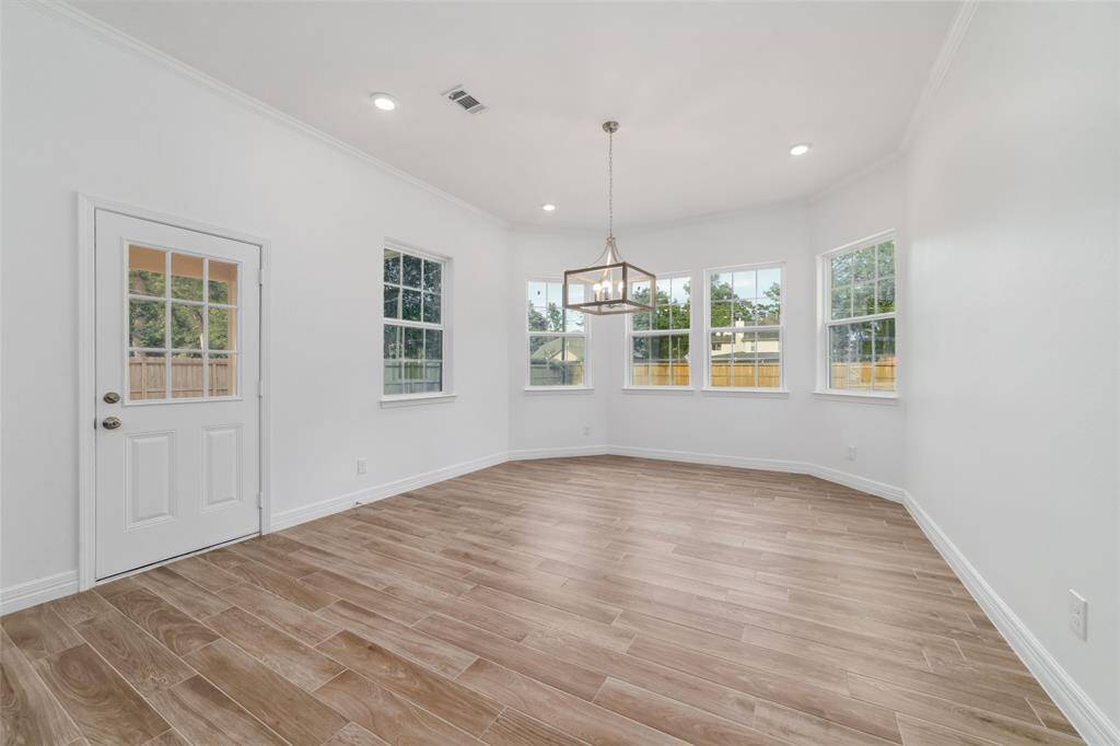 Fabulous open space off the kitchen with plenty of space to use as a breakfast room or larger dining room.