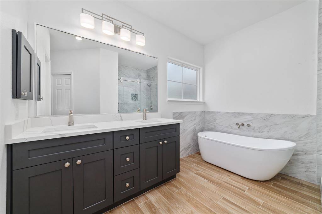 Double sinks with stylish soaking tub.