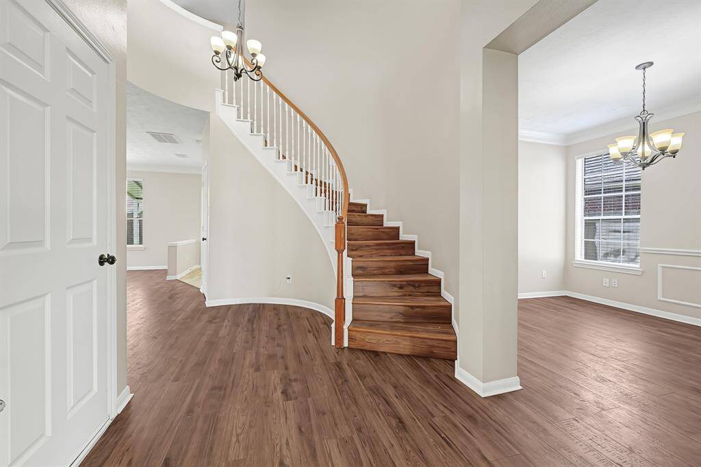 Beautiful high ceilings upon entry and spiral staircase