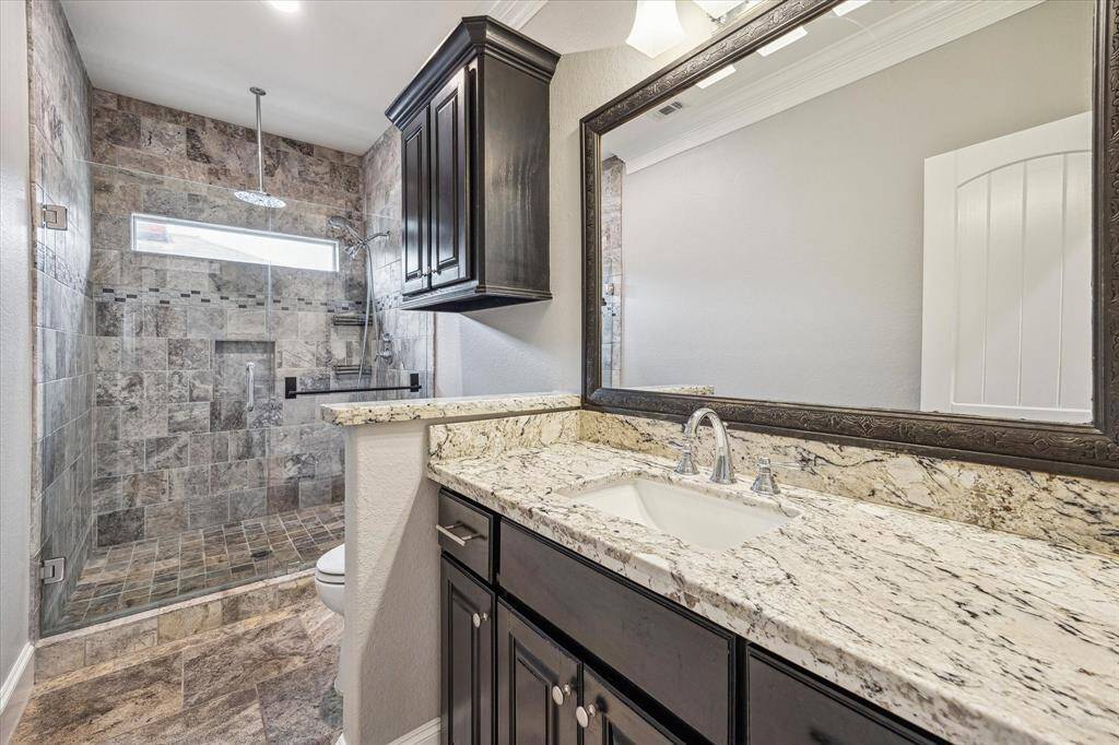 Guest bath with walkin shower