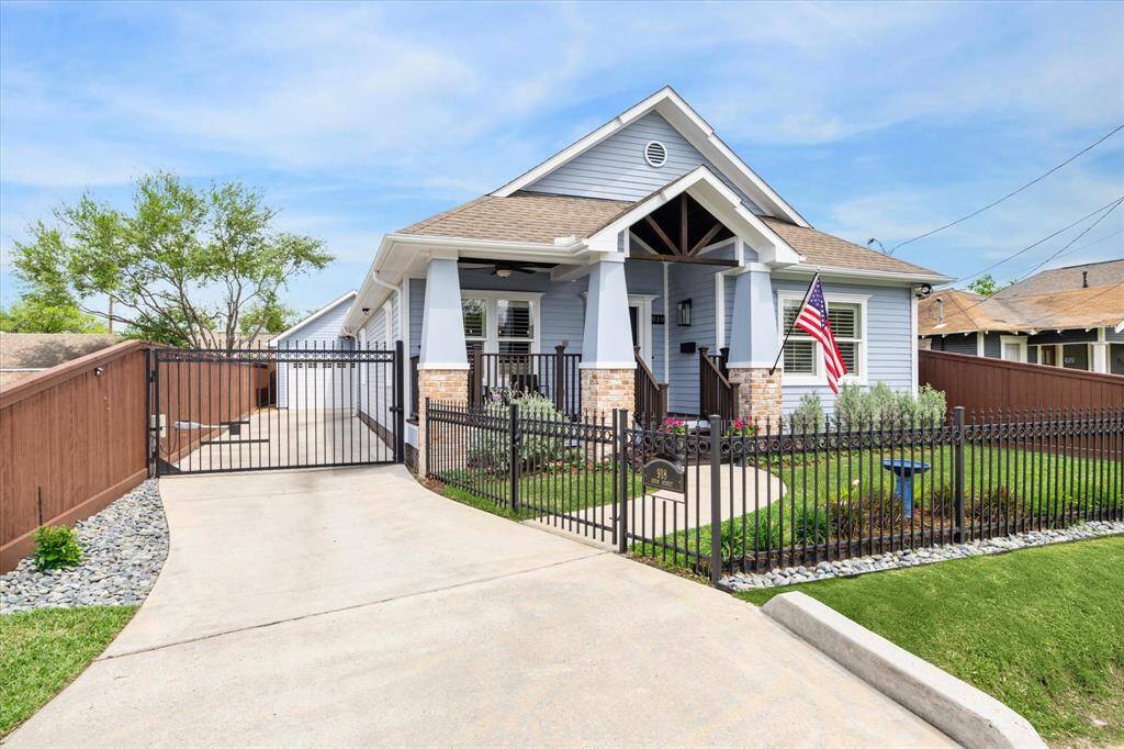 Fully fenced yard with automatic gate