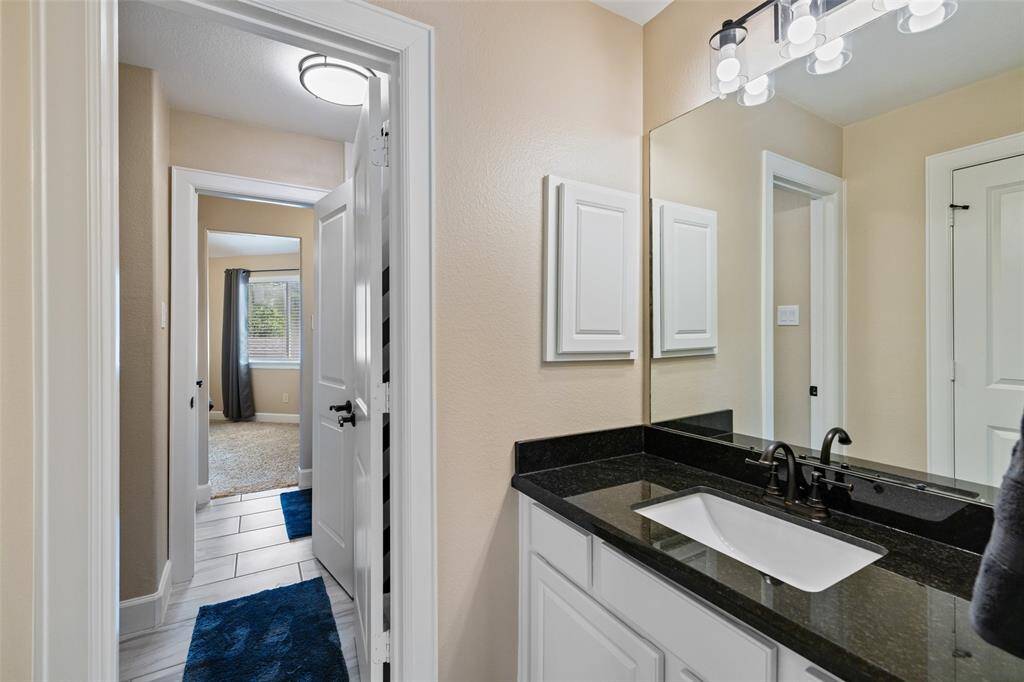 Hollywood bathroom between bedroom #3 and #4