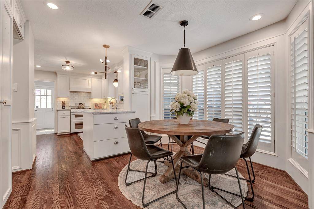 Breakfast area between family room and kitchen