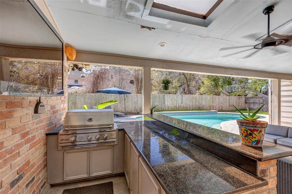Outdoor kitchen and bar - serve it up!