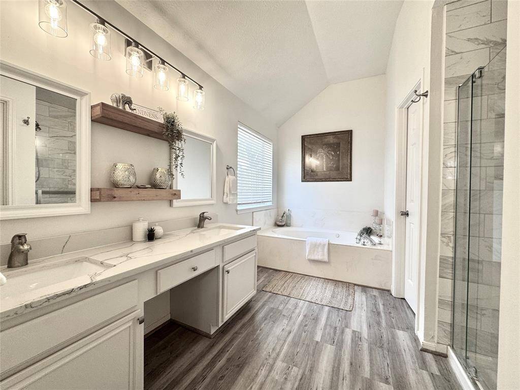 Primary Bath w/ dual sinks, jetted tub & separate shower