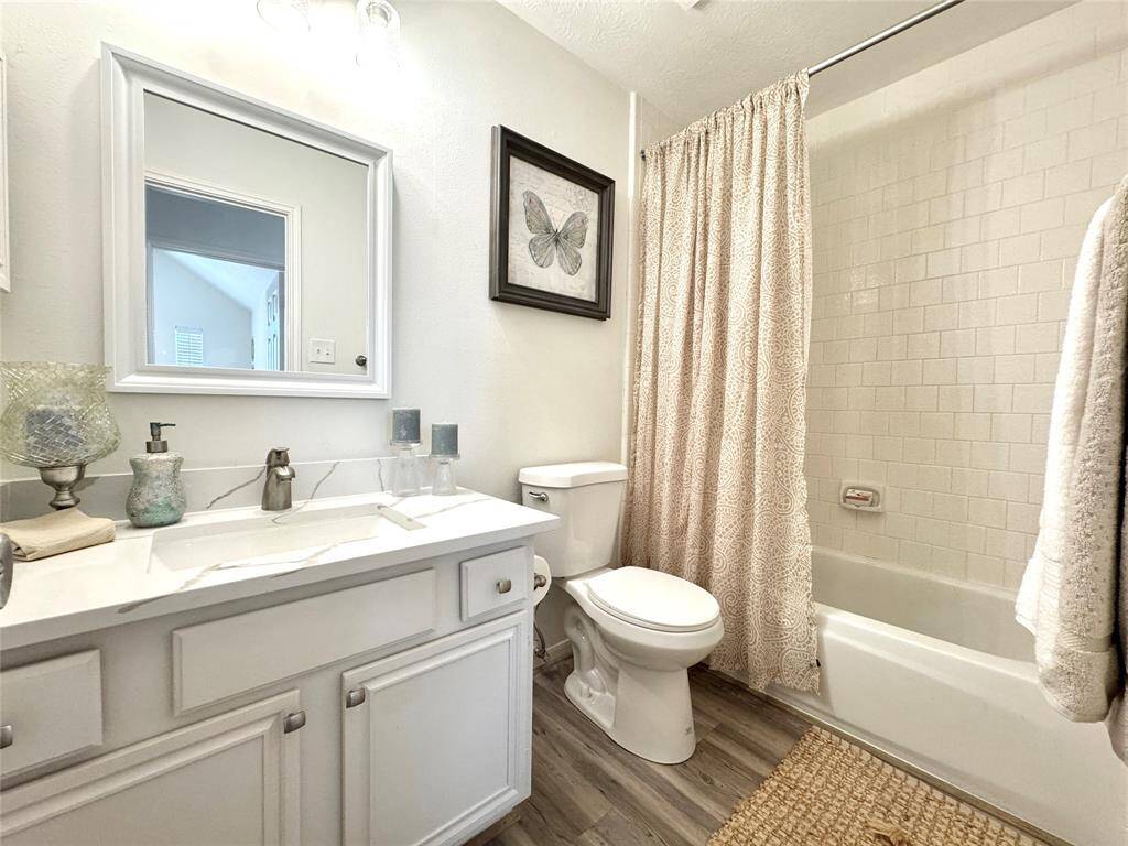 Medicine cabinet in Bath 2