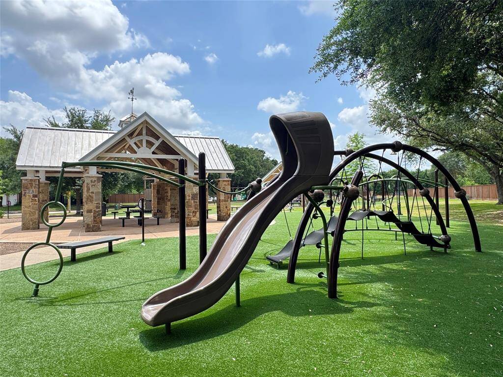 Community Park w/ covered picnic area