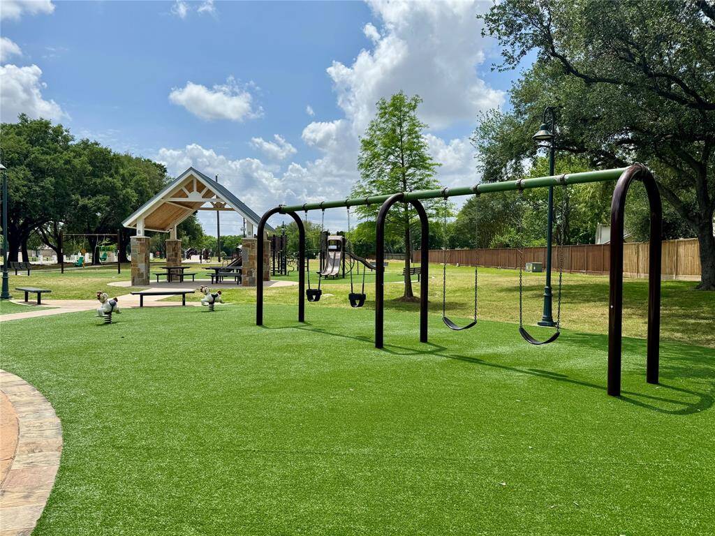 Community Park w/ picnic table