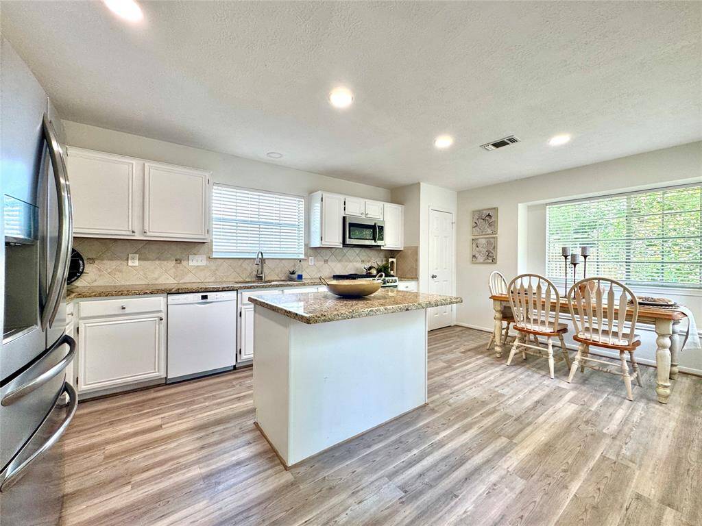 Bright Eat-In Island Kitchen w/granite counters