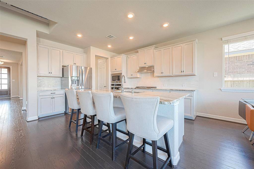 Its generous size and durable construction make of this island a practical addition to the kitchen, catering to both everyday use and special occasions.