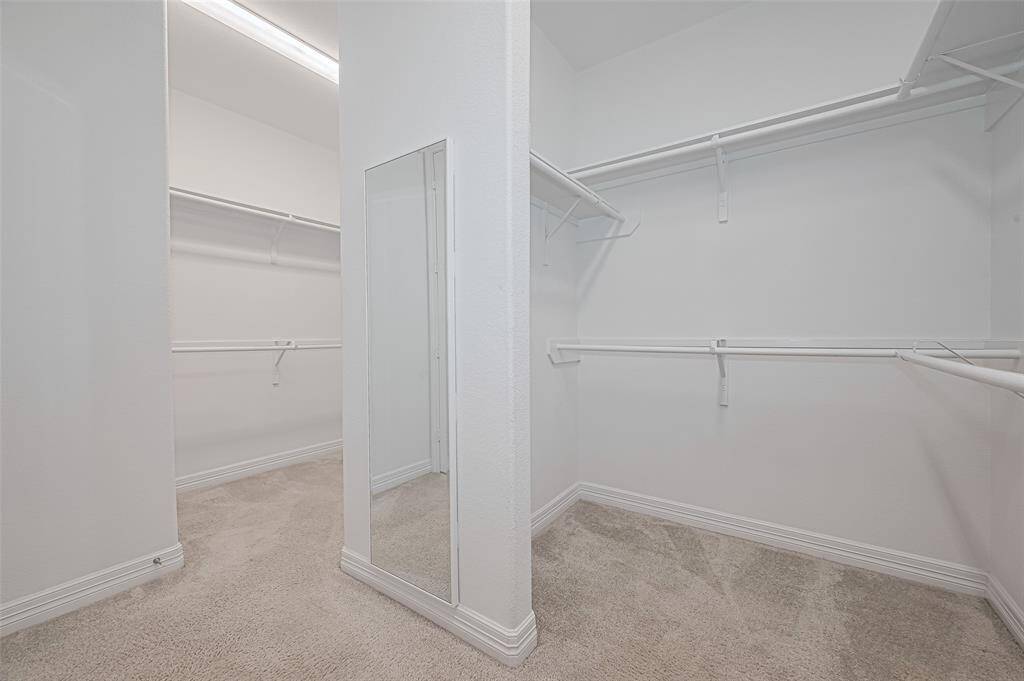 With its well-designed layout and thoughtful organization, this walk-in closet allows you to effortlessly keep your belongings neat, tidy, and easily accessible.