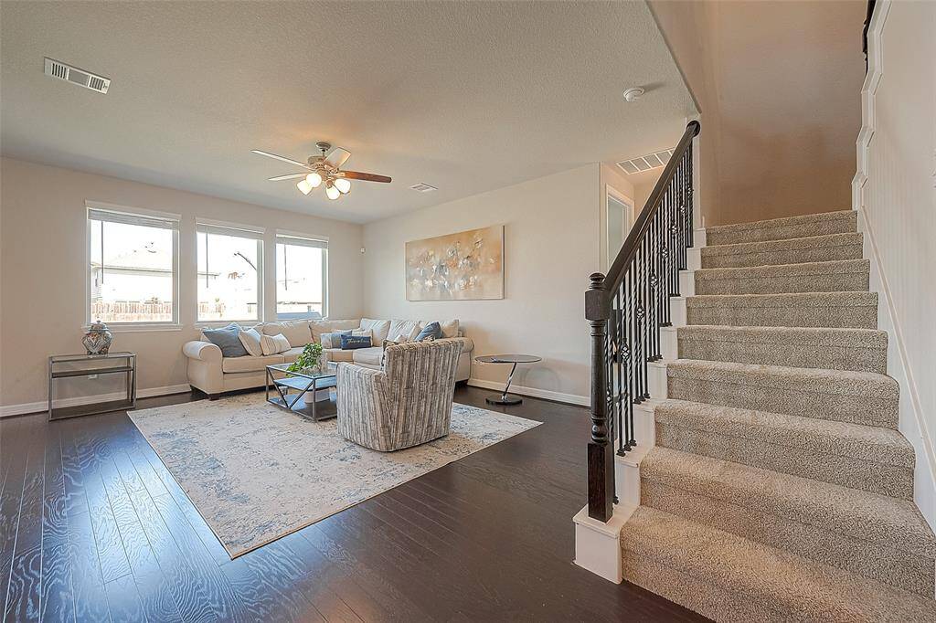 The stairway with wooded handlebars and wrought iron balusters will guide you to the 2nd floor, where you will find 3 secondary bedrooms and 2 complete bathrooms.