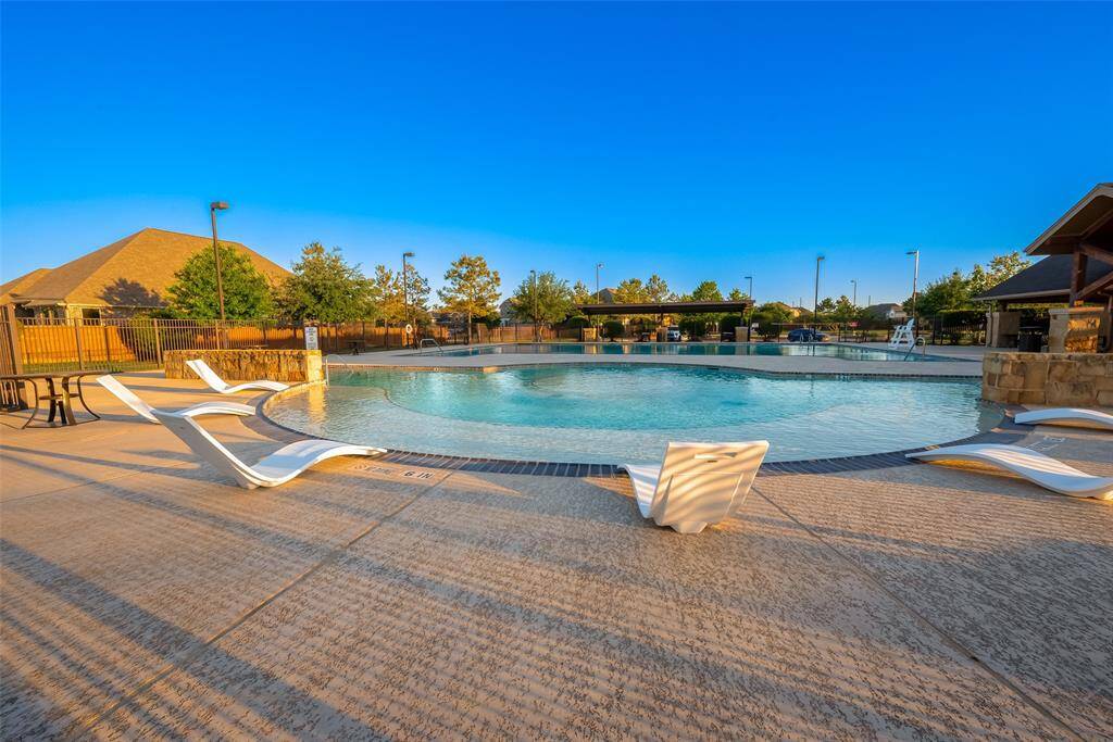 Make the most of the neighborhood’s top-notch amenities! Residents of this community enjoy access to a refreshing pool and a delightful playground, perfect for active lifestyles and outdoor enjoyment.