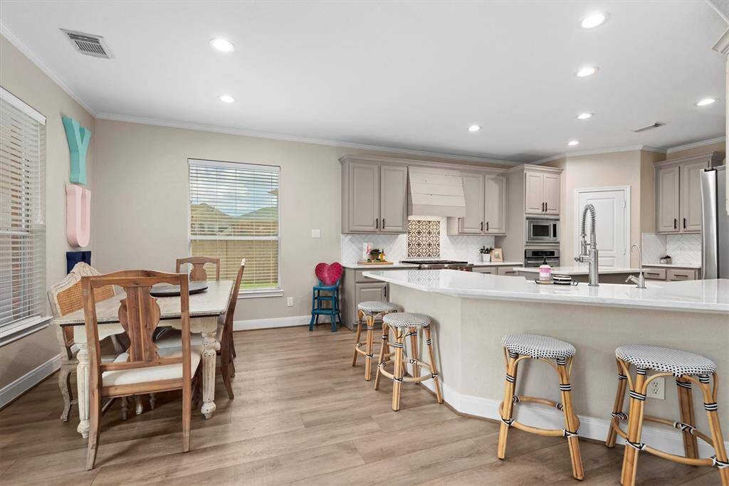 Breakfast room for all to gather... space for a 6-8 person table plus plenty of breakfast bar seating, too.