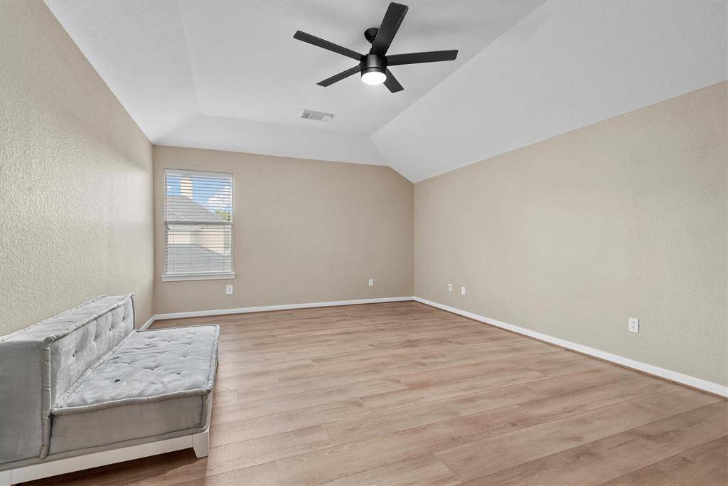 Large loft-like upstairs gameroom/bonus room.
