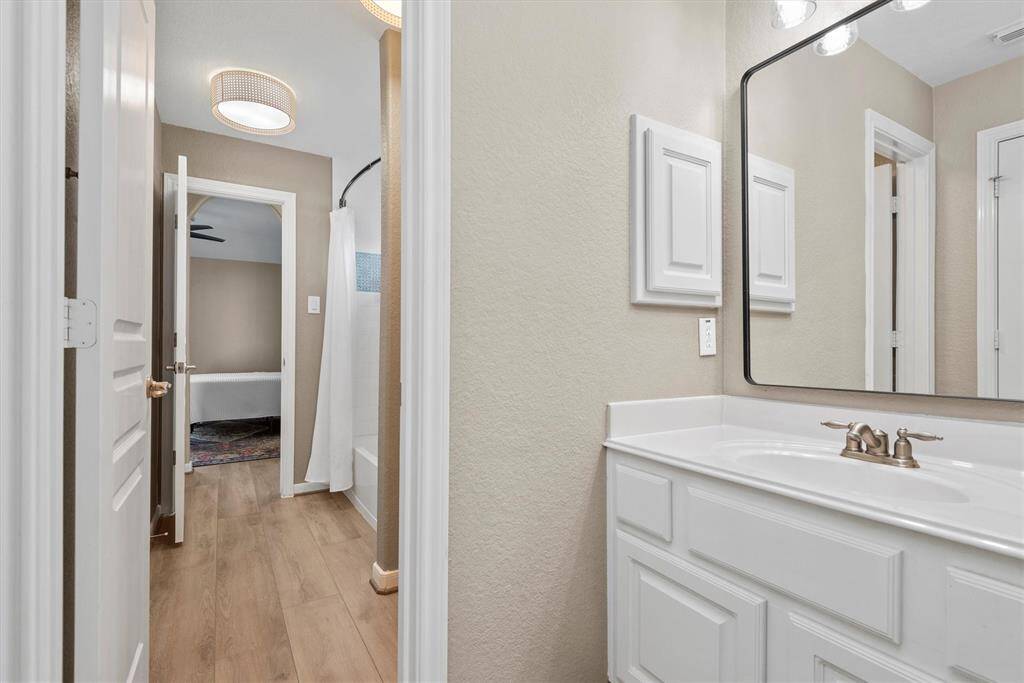 Jack and Jill bathroom between bedrooms 4 and 5.