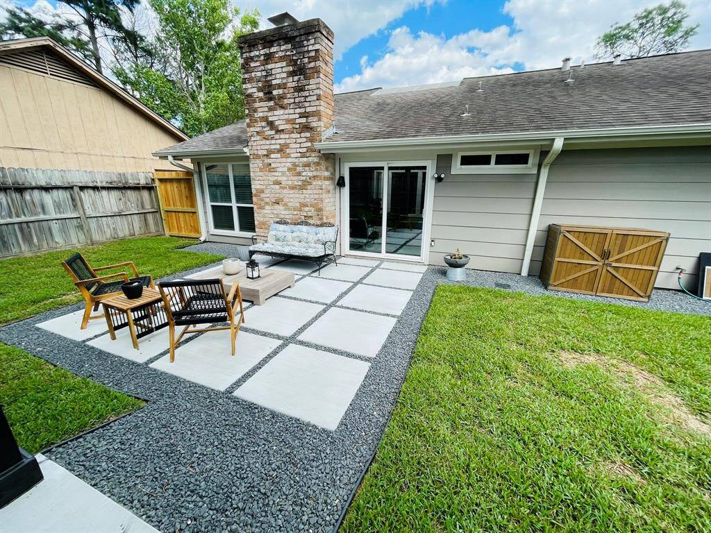 More views of this beautifull back yard waiting for the new owners to realx