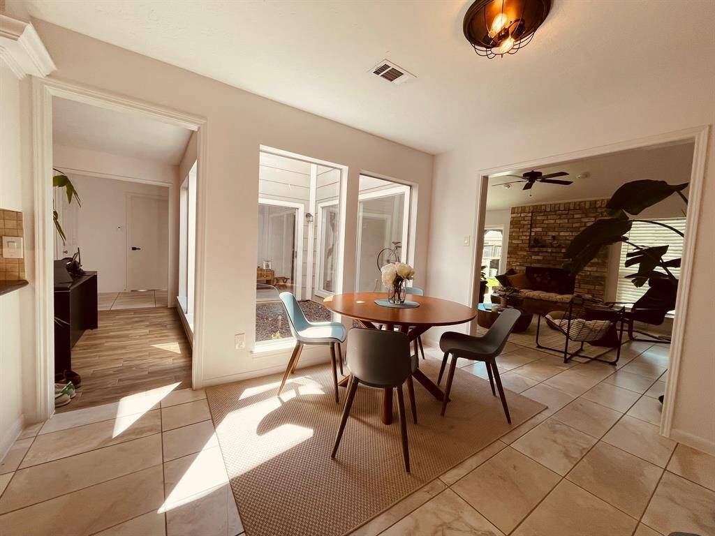 Breakfast area next to the kitchen.
