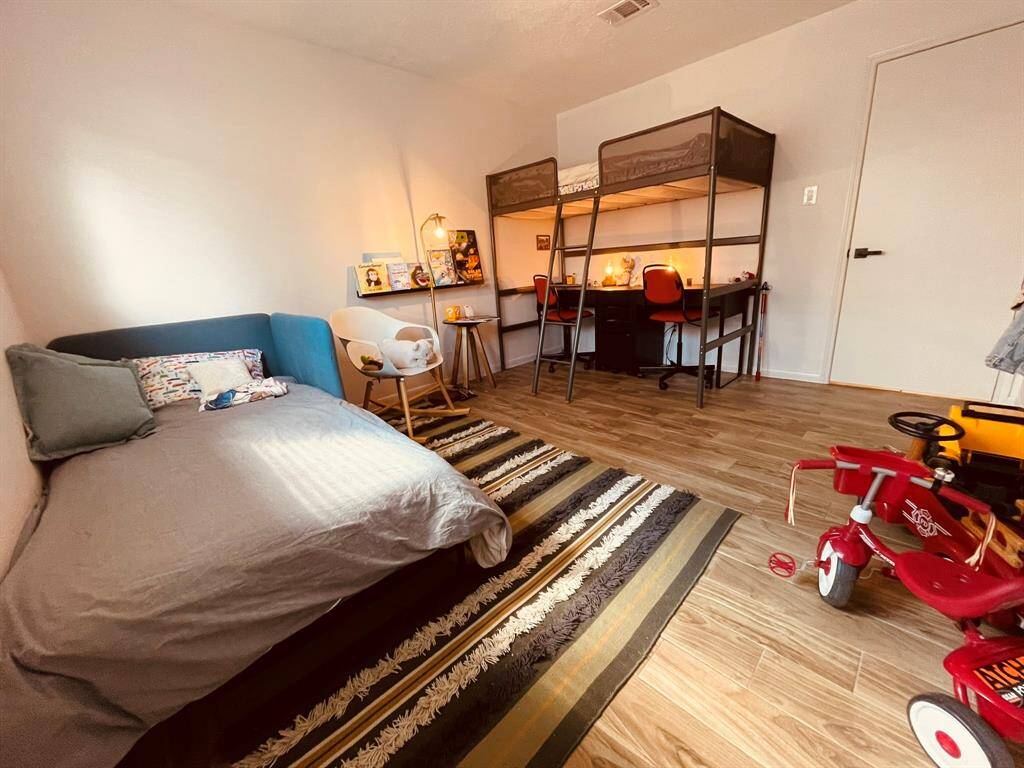Second bedroom.