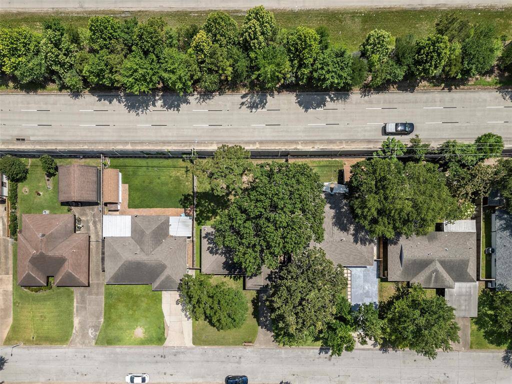You'd need a mighty tall ladder to enjoy this view of the house and those beautiful trees firsthand. That shade oughta help keep your electricity bill down in the summer.